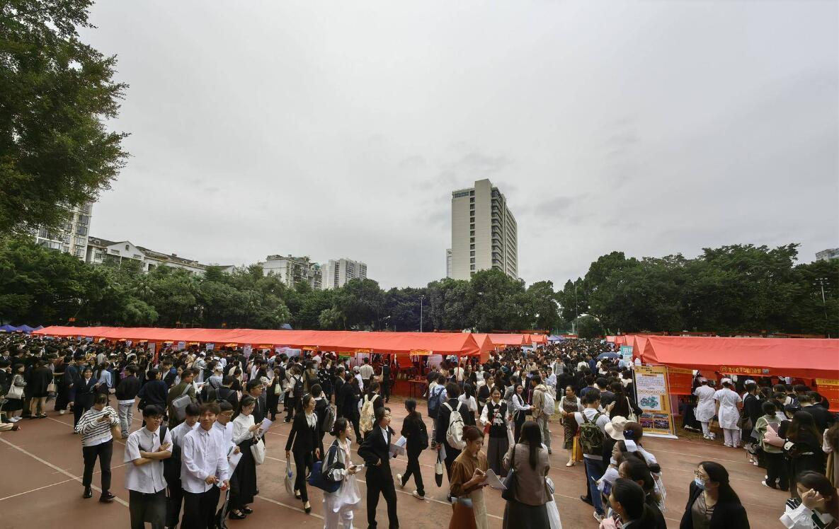 万名医学生竞争2.2万个岗位，有医院招护士最高要博士学位